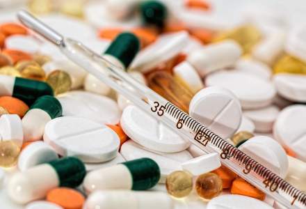 Asociaţiile producătorilor de medicamente susţin proiectul de lege privind plafonarea şi diferenţierea taxei clawback