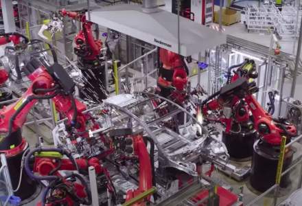 Cum arată Gigafactory Shanghai, singura fabrică Tesla care funcționează. Sute de roboți produc 3.000 de mașini pe săptămână