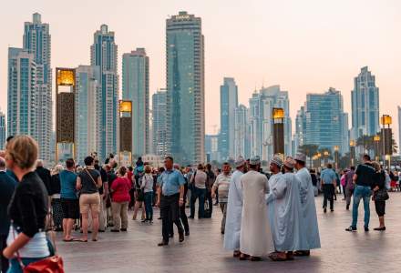 COVID-19 Dubai | Polițiștii vor folosi căști speciale pentru identificarea temperaturii oamenilor din transportul public
