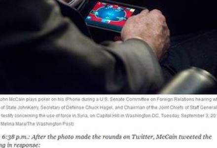 Senatorul John McCain, surprins jucand poker in timpul audierilor privind Siria