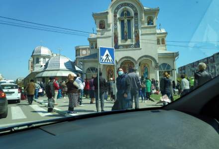 Zeci de persoane s-au strâns să ia agheasmă la o biserică din Năvodari: preotul, amendat cu 2.000 de lei