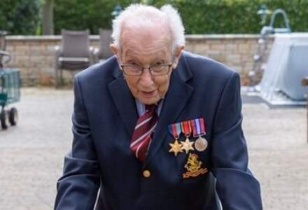 Tom Moore, un veteran de război din Marea Britanie, a strâns peste 28 de milioane de lire sterline pentru medici
