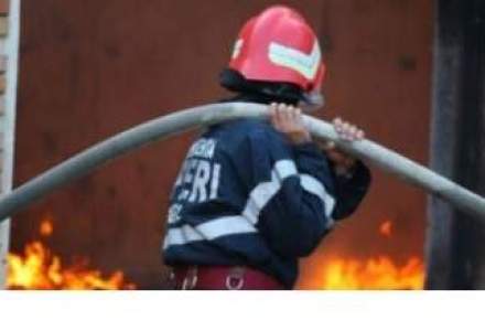 Incendiu intr-un bloc din Pitesti: o femeie a fost ranita, iar mai multi locatari au fost evacuati