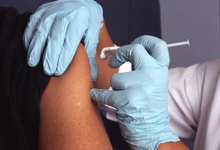 Vaccinul anti-COVID ar putea fi produs în masă până la finalul anului. Testele pe oameni au început săptămâna trecută