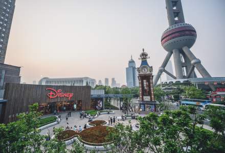 Primul parc de distracții se va redeschide la capacitate limitată la Shanghai