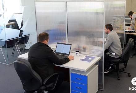 O companie românească scoate pe piață panouri separatoare antivirus pentru angajații din birouri