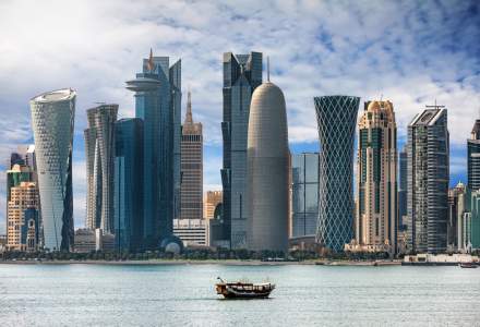 Qatarul îi pedepseşte cu până la 3 ani de închisoare pe cei care nu poartă măşti de protecţie în public