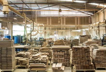 Fabrică de mobilă, amendată cu 200.000 de lei, după ce angajaţii care aveau contractele suspendate au fost găsiţi la muncă