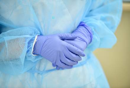 O asistentă medicală de la Spitalul Judeţean din Botoşani, fără comorbidităţi, a decedat ca urmare a infectării cu COVID-19