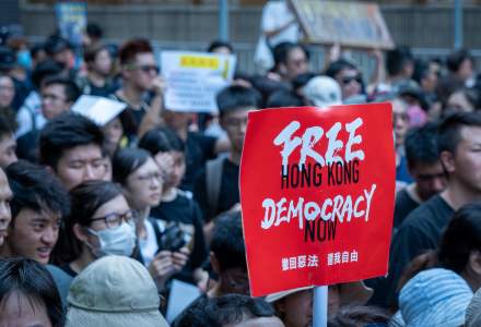 Mii de manifestanţi la Hong Kong împotriva legii chineze privind securitatea. Poliţia a folosit gaze lacrimogene şi tunuri de apă