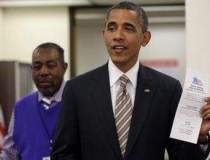 Barack Obama semneaza textul...