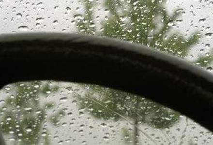 Ploaia distruge traficul: un sofer s-a rasturnat in Baneasa