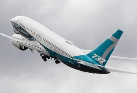 Boeing reia într-un ritm redus producţia avionului 737 MAX şi anunţă concedieri masive