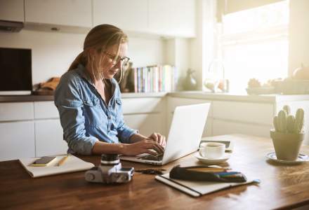 Munca de acasă continuă: cinci abilități pe care le caută angajatorii pentru joburile remote
