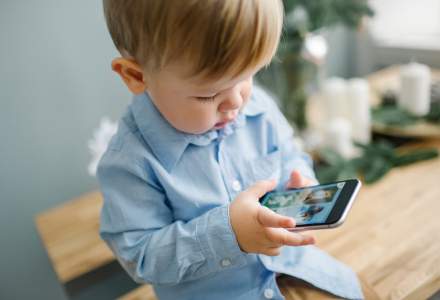 Îngrijorător: Opt din zece copii iau contact cu un smartphone în primii trei ani de viaţă
