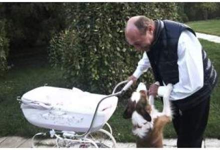 Inedit: Basescu posteaza pe Facebook fotografii cu nepoata la plimbare