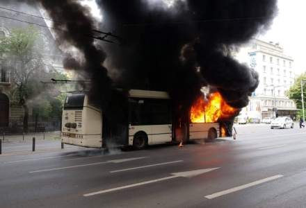 VIDEO Un troleibuz a luat foc în București. Reacția Gabrielei Firea la incident