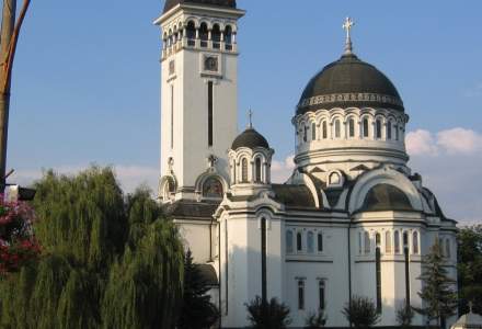 Nelu Tătaru explică de ce se poate intra în biserici și în teatre nu: Biserica este a cartierului
