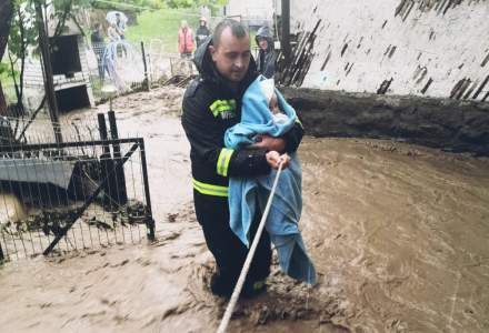 FOTO Inundații grave în toată țara: trei persoane au murit, o fetiță a fost luată de viitură