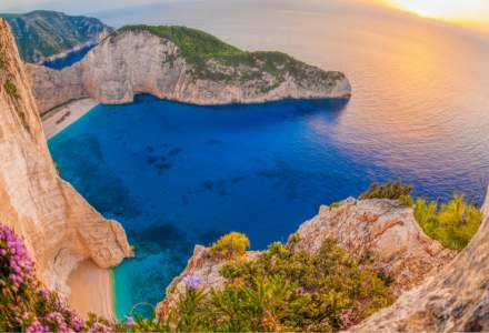 Cod de bare pentru vacanța în Grecia. Cum completăm noul formular, cum suntem testați și cât stăm în izolare
