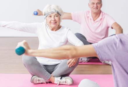 Gabriela Firea le oferă pensionarilor gantere și un voucher pentru sala de fitness