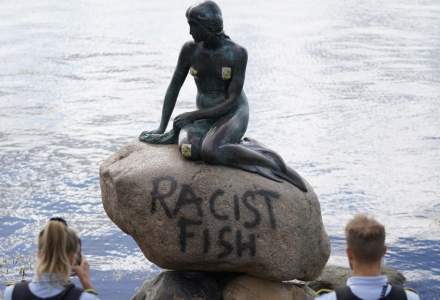 "Mica Sirenă", o celebră statuie din Copenhaga, vandalizată cu mesajul "Peşte Rasist"