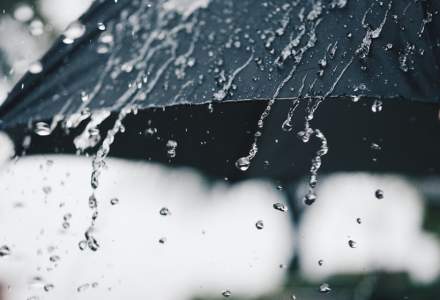 Avertizarea ANM: Ploi torențiale și vijelii în toată țara până marți dimineață