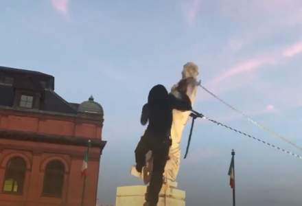 VIDEO Protestatarii din SUA au dărâmat statuia lui Cristofor Columb din Baltimore