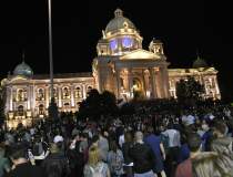 Proteste violente în Serbia...