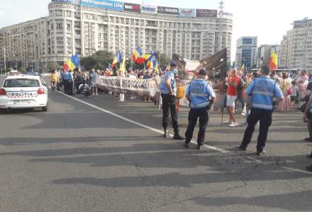 Protest în Piața Victoriei împotriva carantinei: Un grup de 200 de persoane fără măști protestează și recită rugăciuni