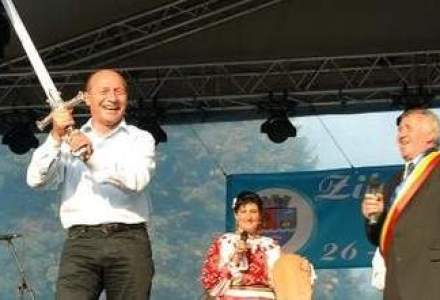 Basescu ataca din nou Guvernul pe subiectul accizei la carburanti: Se va regasi in laptele copiilor!