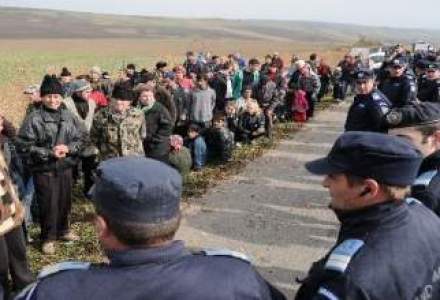 Jandarmii au intervenit DIN NOU la Pungesti. Localnicii blocheaza accesul masinilor Chevron