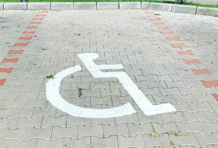 Poliția Română: Parcarea pe locurile rezervate persoanelor cu dizabilităţi se sancționează cu amendă de până la 10.000 de lei