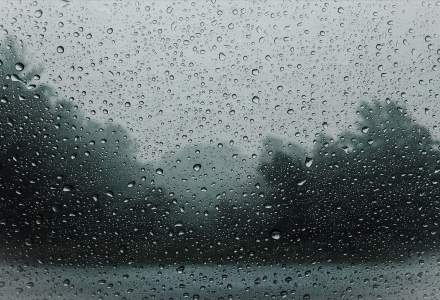Cod galben de ploi torențiale și vijelii pentru jumătate din țară. În București va fi caniculă