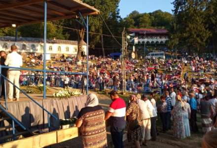 Mii de oameni participă la pelerinajul de la Mănăstirea Nicula din Cluj
