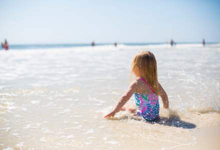 Lecții de educație acvatică gratuite, pe plaja din Mamaia, oferite de Acvatic Bebe Club