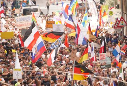 VIDEO Peste 18.000 de persoane au ieșit pe străzile din Berlin pentru a protesta față de măsurile anti-COVID
