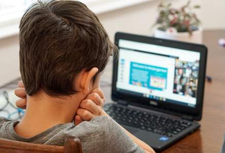 Aproape 40% dintre elevii dintr-o localitate „roșie” din România nu au laptopuri sau internet pentru școala online