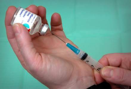 Vaccinul anti-COVID produs de AstraZeneca, pus pe pauză după apariţia unei reacții adverse la un participant