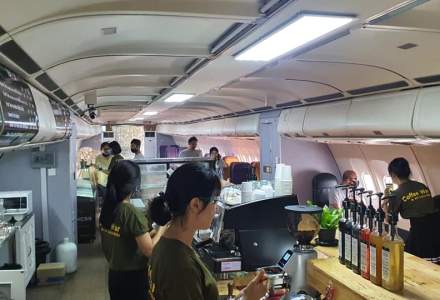 FOTO Cafeneaua amenajată într-un avion dezafectat ce îți oferă posibilitatea de a te simți din nou pasager