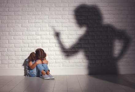 Un nou caz revoltător de violență în rândul minorilor: două fete de 11 ani lovesc o alta de 8 ani