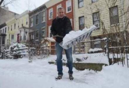 Ambasada SUA la Bucuresti il prezinta pe primarul New York-ului cu lopata in mana: Si la voi ninge?
