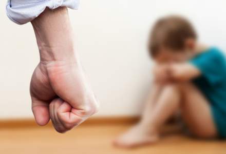 RAPORT: 9 din 10 copii abuzaţi din România sunt victime ale membrilor familiei