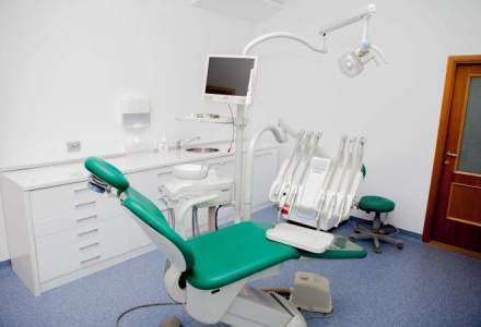 Cinci companii medicale, amendate cu 456.000 lei pentru discounturi maxime la produse dentare