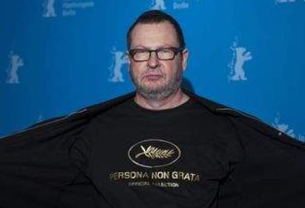 Aparitie inedita: Lars von Trier, regizorul Nymphomaniac, imbracat intr-un tricou cu textul "persona non grata"