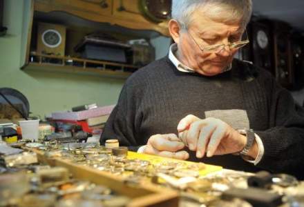 Un pensionar clujean are o colectie de peste 2.500 de ceasuri, iar cel mai vechi este din 1882