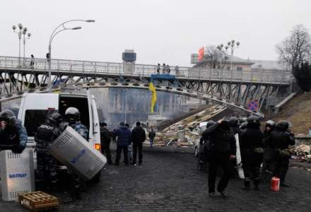 Un nou bilant: 16 politisti morti si 130 raniti in violentele din Kiev