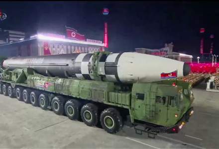 Coreea de Nord a SURPRINS cu o rachetă URIAȘĂ la parada militară de aniversare a partidului
