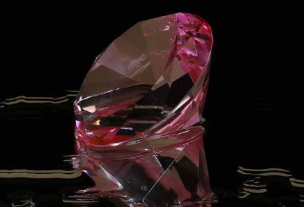Un diamant violet-roz foarte rar, estimat la 38 mil. dolari, scos la licitație