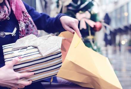 Românii au început să cumpere deja cadouri de Crăciun: cât își propun să cheltuiască